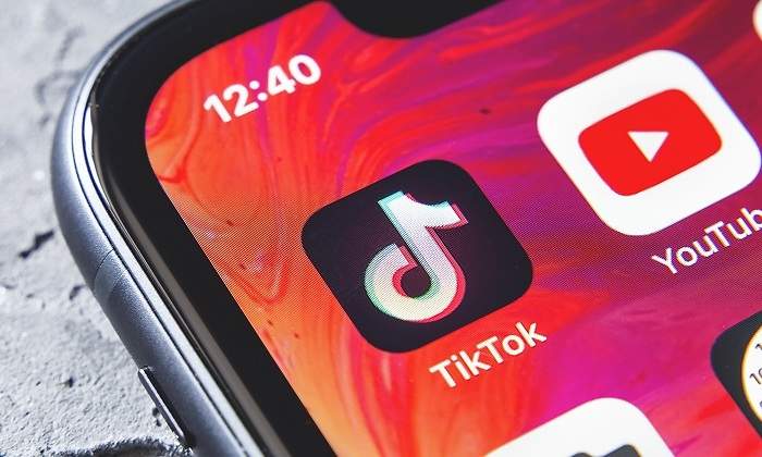 Un-telefono-movil-con-la-aplicacion-de-Tik-Tok-iStock.jpg