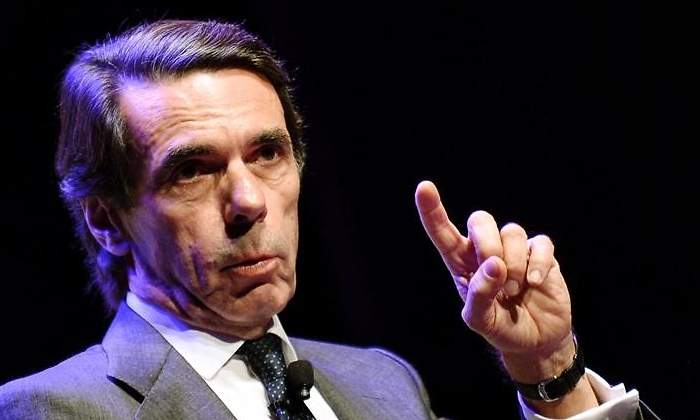 aznar-senala-nov18-efe.jpg