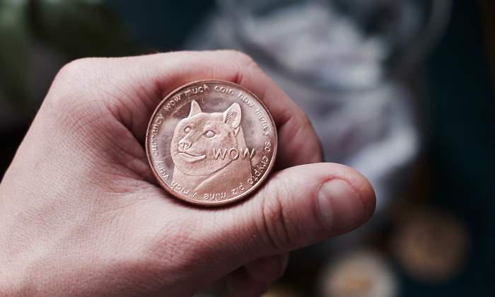 dogecoin-mano-recurso-dreamstime.jpg