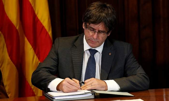 pugdemont-firma-referendum-1O-reuters.jpg