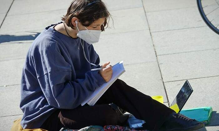 Estudiante-italiano-toma-clase-de-aprendizaje-a-distancia.jpg