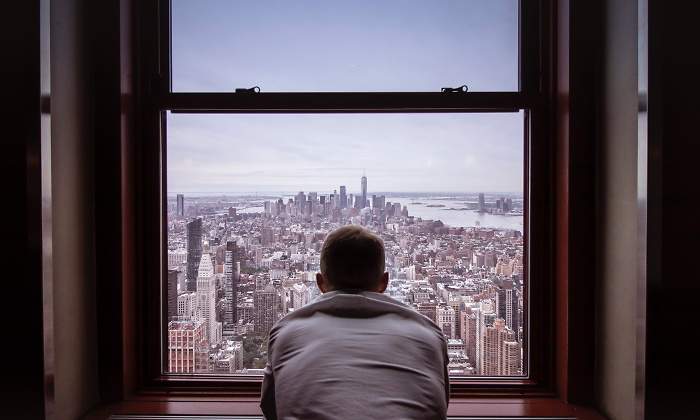 hombre-mira-ventana-rascacielos-pexels.jpg