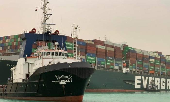 suez-canal-carguero-remolca-ep.jpg
