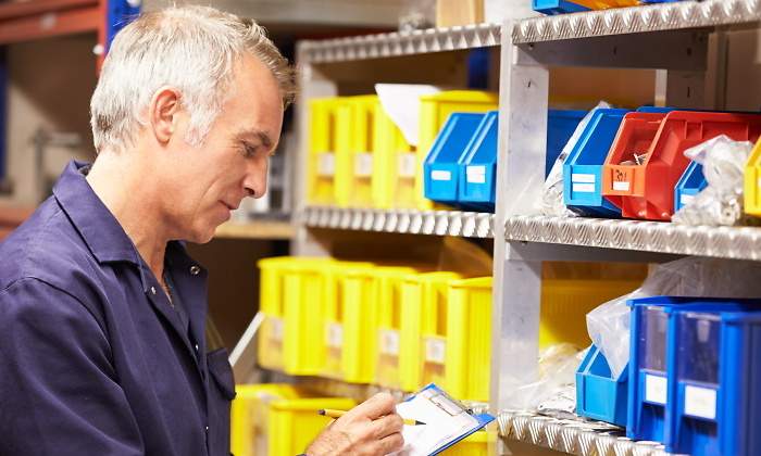 trabajador-revisa-stock-tienda-dreamstime.jpg