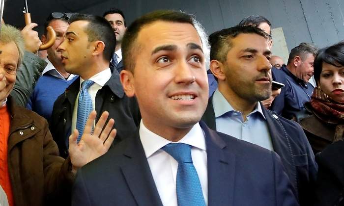 dimaio-paraguas-M5S-reuters.jpg