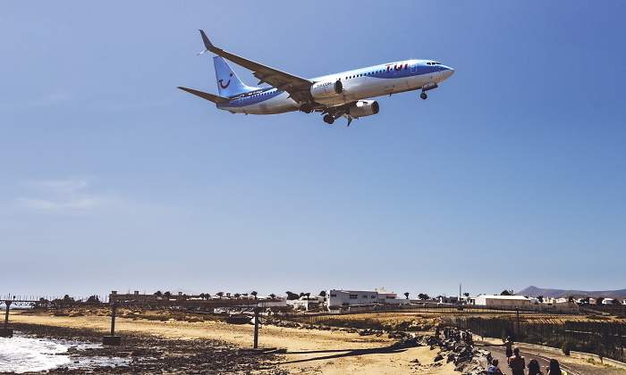 Un avin de TUI en vuelo
