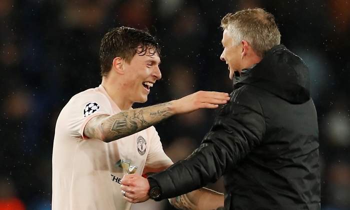solskjaer-lindelof-celebran-pase-cuartos-reuters.jpg