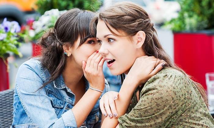 Chicas-contando-un-secreto-iStock.jpg
