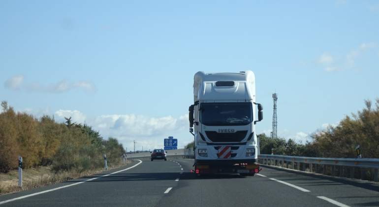 Camión en una carretera convencional.