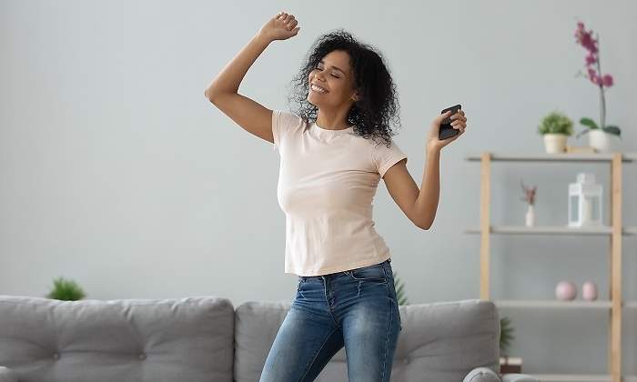 Una-mujer-escuchando-musica-iStock.jpg