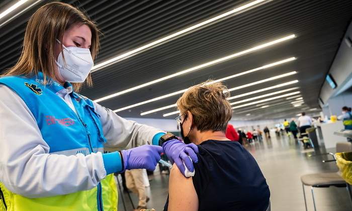 sanitaria-vacuna-persona-wanda-metropolitano-getty.jpg