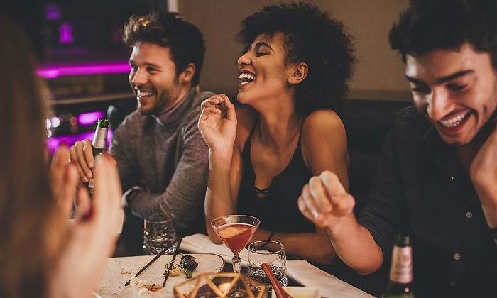 Grupo-amigos-cenando-risas-iStock.jpg