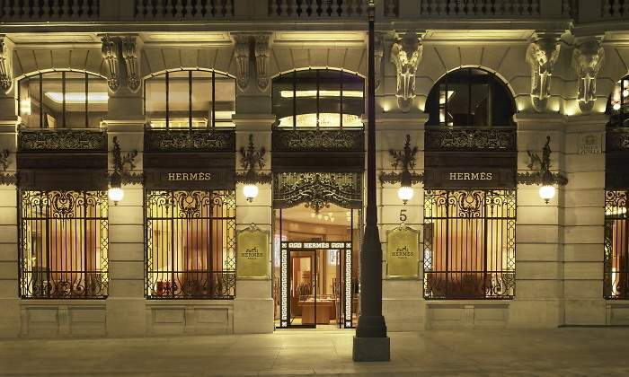 Hermes-Galeria-Canalejas-entrada-noche.jpg