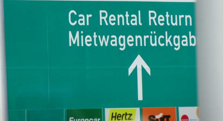 Cartel anunciando la zona de devolución de coches de alquiler en el aeropuerto de Frankfurt.
