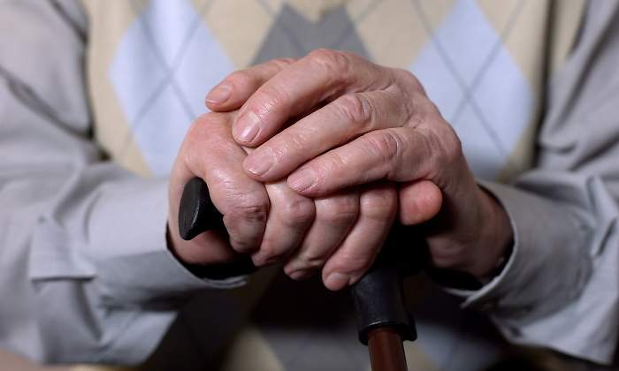 manos-anciano-baston-dreamstime.jpg