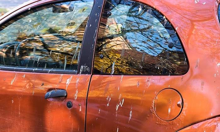 Un-coche-naranja-lleno-de-suciedad-iStock.jpg