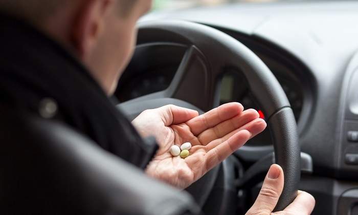 medicina-medicamento-pastilla-coche-conduccion-iStock-627312422.jpg