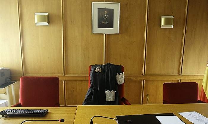 Sala-de-juicios-con-la-toga-del-juez-Reuters.jpg
