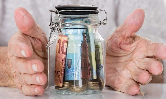 jubilado-tarro-cristal-dinero-dreamstime.jpg