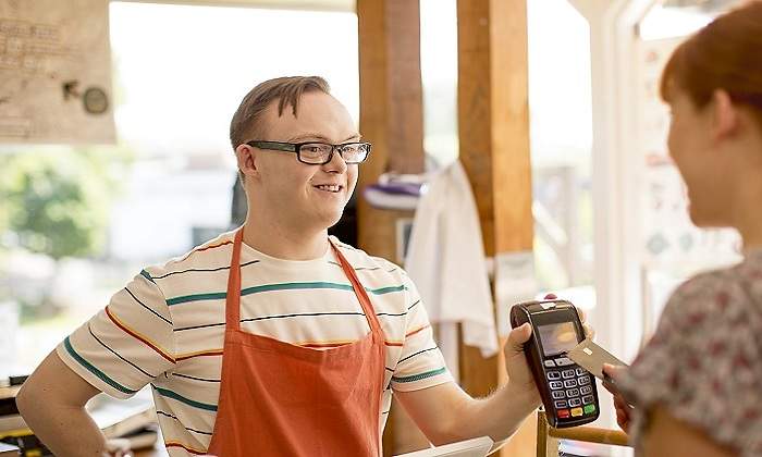 770-x-420-Persona-con-discapacidad-en-su-puesto-de-trabajo-Istock.jpg