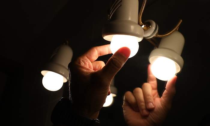 precio-luz-cambiando-bombillas-lampara-oscuridad-europa-press-770x420.jpg