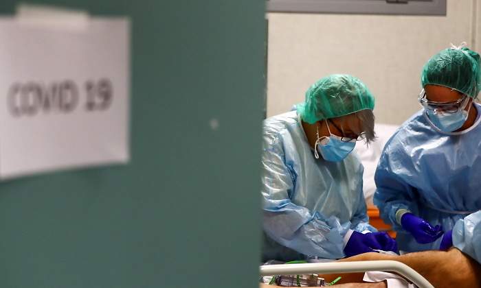 coronavirus-hospital-sanitarios-reuters.jpg
