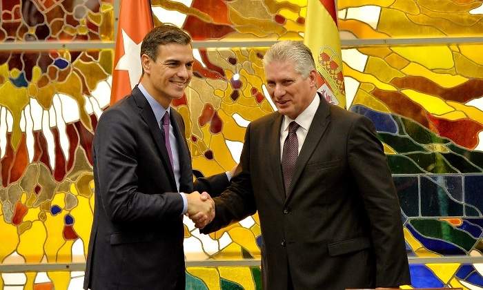 El presidente del gobierno espaol Pedro Snchez a la izquierda saluda a su homlogo cubano Miguel Daz-Canel durante la visita del mandatario del pas europeo a La Habana Cuba