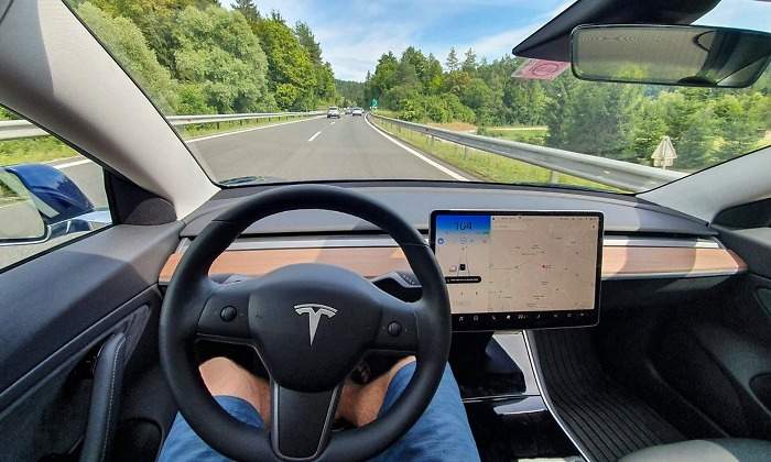 tesla-interior-coche-istock.jpg