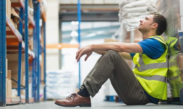 trabajador-descansa-almacen-sentado-dreamstime.jpg