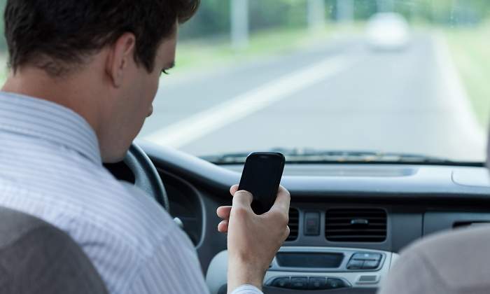 movil-coche-uso-recurso-dreamstime.jpg