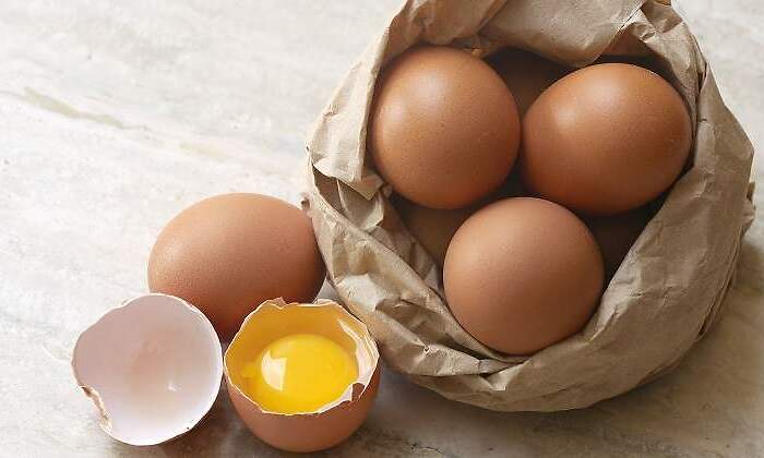 4-huevos-enteros-y-uno-abierto-iStock.jpg
