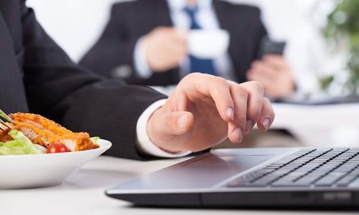 comer-oficina-dreamstime.jpg