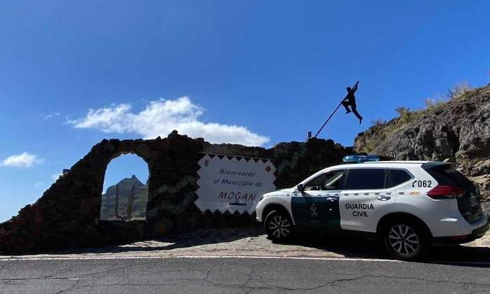 Un coche de la Guardia Civil a la entrada del municipio de Mogn Canarias