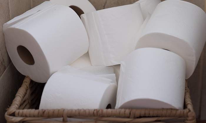 Cesta-de-mimbre-llena-de-rollos-de-papel-higenico-iStock.jpg