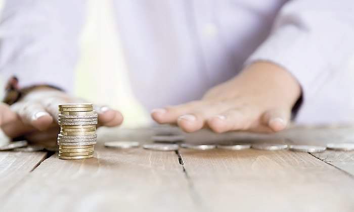 monedas-manos-mesa-istock-770.jpg
