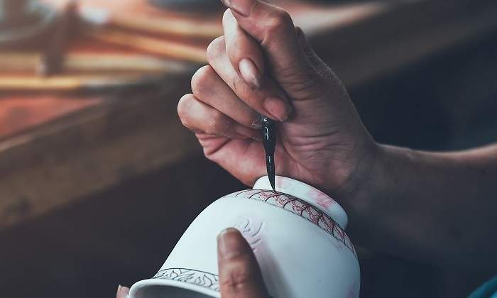 Mujer-decorando-una-pieza-de-porcelana-iStock.jpg