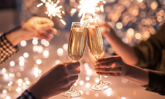 Gente-brindando-en-Ano-Nuevo-iStock.jpg