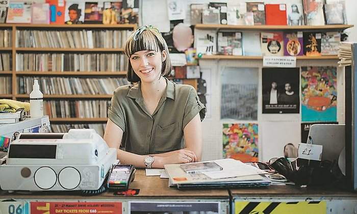 comercio-dependienta-musica-770-istock.jpg
