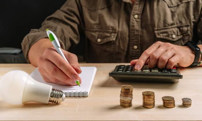 factura-luz-ahorro-calculadora-dreamstime.jpg