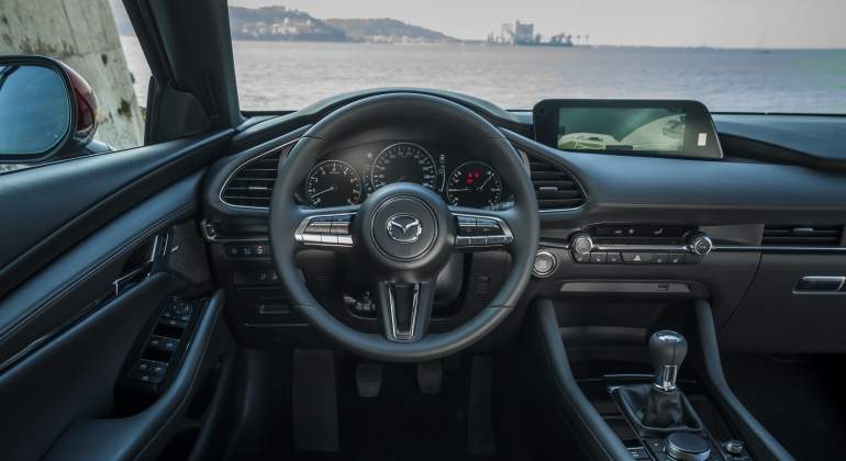 Mazda 3, volante y consola.