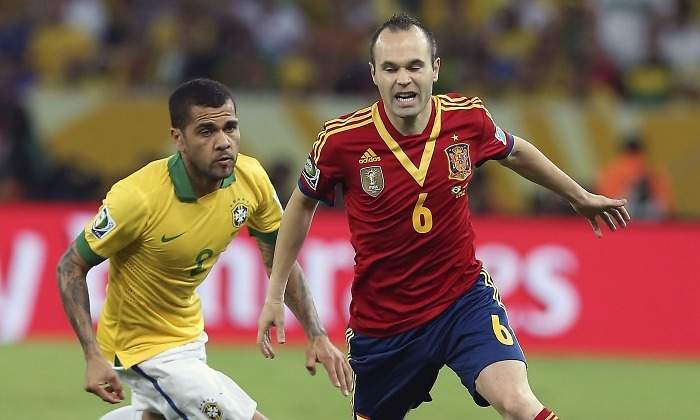 Iniesta-Alves-espana-Brasil-2013-efe.jpg