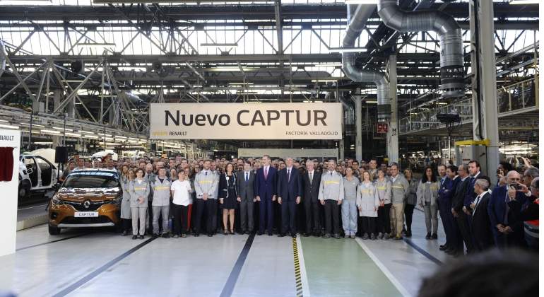 El Rey posa junto con autoridades y directivos y personal de Renault Valladolid.