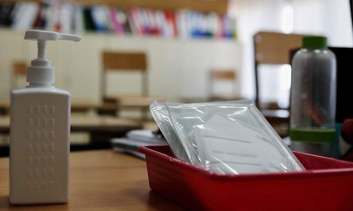 EuropaPress_3141925_mascarillas_gel_desinfectante_mesa_profesor_aula_donde_pueden_observar.jpg