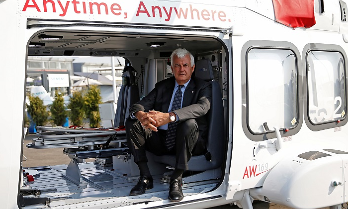Alessandro-Profumo-CEO-Leonardo-a-bordo-de-un-helicoptero-AW169-en-2017-770x420-Reuters.png