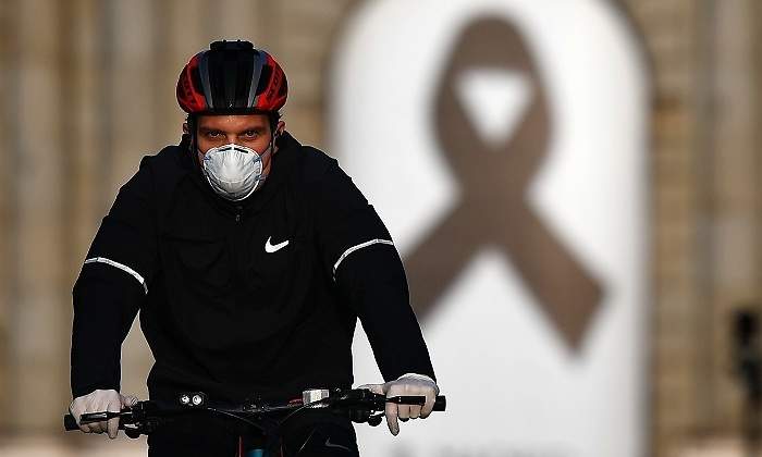 bicicleta-madrid-mascarilla-crespon-negro-getty.jpg