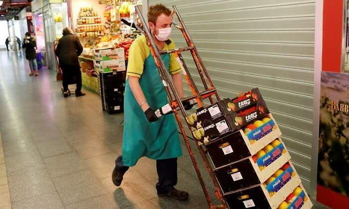 trabajador-fruteria-europa-press.jpg