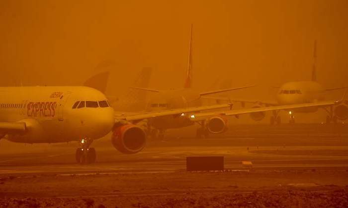 Aviones en un aeropuerto cubierto por la calima