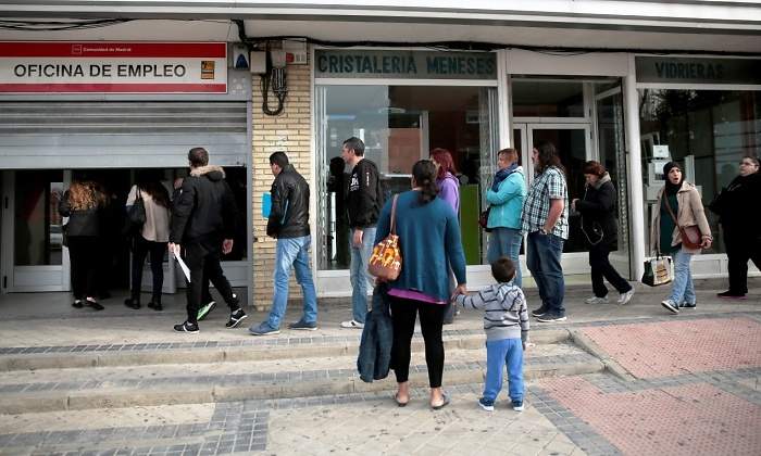 oficina-empleo-colas-paro-desempleo-espana-reuters.jpg