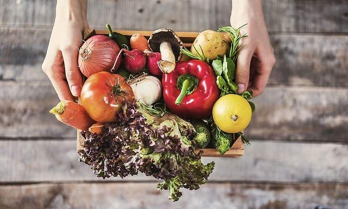 Caja-llena-de-alimentos-frescos-iStock.jpg