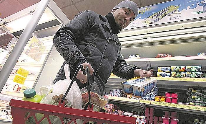 770-x-420-Consumidor-haciendo-la-compra-en-un-supermercado-Bloomberg.jpg